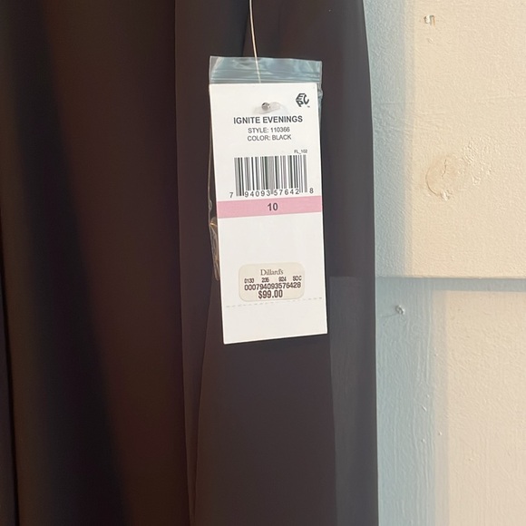 NWT Ignite size 10 evening gown.  Stunning! - Picture 3 of 6